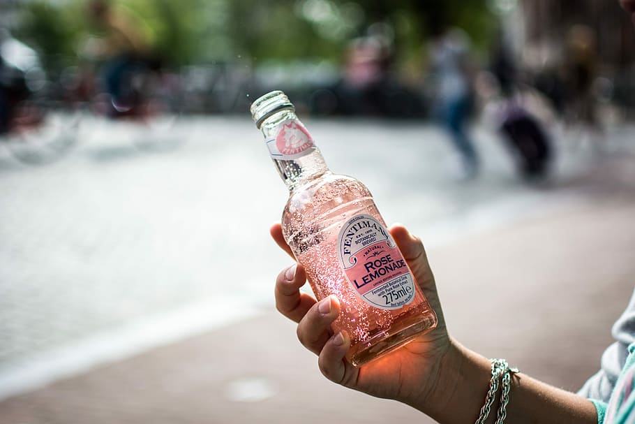 Róża, Lemoniada, Amsterdam, drink, ręce, na zewnątrz, na dworze, ludzie, ulica, redakcyjny, ludzka ręka, butelka, część ludzkiego ciała, skupić się na pierwszym planie, trzymać, butelka wody, dłoń, dzień, pojemnik, jedna osoba, prawdziwi ludzie, zbliżenie, styl życia, jedzenie i picie, odświeżenie, przypadkowi ludzie, dorosły, woda, palec, ludzka kończyna, 5K