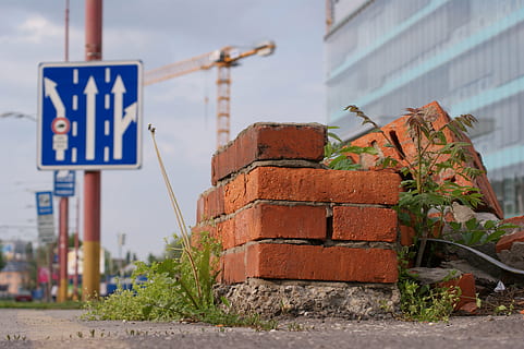 Ziegel, bauen, Gebäude, zerfallen, Stadt, bratislava, Slowakei, Hauptstadt, Stadt, Dorf, zugrunde richten, gebaute Struktur, die Architektur, Gebäudehülle, Backstein, Kommunikation, Tag, Zeichen, keine Leute, Straße, Ziegelwand, Wand, Wandbau - Funktion, Natur, draußen, Baustelle, Baugewerbe, Straßenschild, Fokus auf den Vordergrund, 4K, CC0, gemeinfrei, lizenzfrei