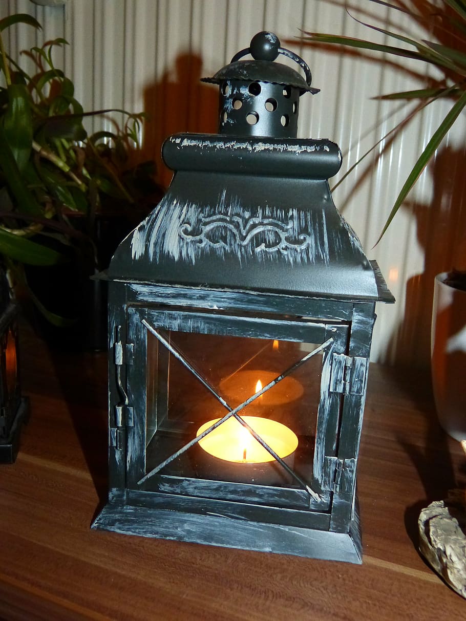llanterna, llum, humor, vela, atmosfera, calor, flama, espelmes, foc, romanç, contemplatiu, decoració, a l'interior, passat de moda, calor - temperatura, estil retro, cap gent, hivern, dia, primer pla, taula, il·luminat, equips d’il·luminació, natura morta, contenidor, naturalesa, transparent, material de fusta, cremant, vidre - material, centrar-se en primer pla, llum elèctrica, brillant, antiguitat, 4K