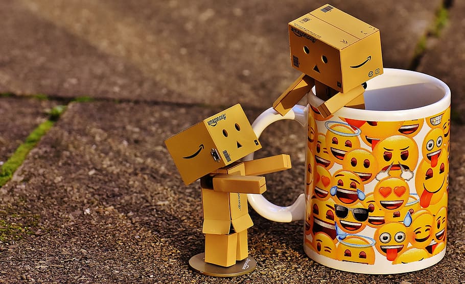 danbo, xifres, tassa, tassa de cafè, junts, per dos, divertit, amistat, bonic, regals, enviar, paquets, fet, joguina, robot, infància, centrar-se en primer pla, representació, dia, representació humana, terra, primer pla, a l'aire lliure, natura morta, contenidor, diversió, futurista, creativitat, vista d’angle alt, naturalesa, menjar i beguda, concret, 4K