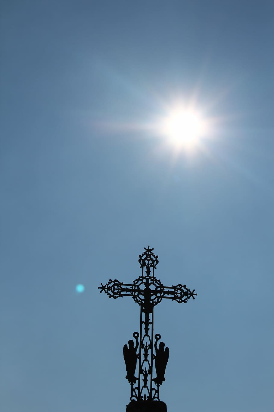 Sol, céu, azul, verão, natureza, reflexão, por, céu azul, ferro, visão de baixo ângulo, Dom, luz solar, raio de Sol, ninguém, reflexo de lente, ao ar livre, religião, dia, Cruz, crença, espiritualidade, ensolarado, céu limpo, representação, equipamento de iluminação, brilhante, ornamentado, 5K