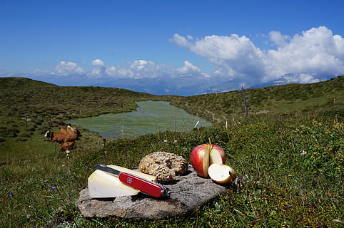 trencar, jause, poma, refresc, berenar, paladar les pessigolles, oci, simplement, vespres, fruita, navalla, formatge, alp, naturalesa, herba, cel, cap gent, dia, planta, núvol - cel, terra, muntanya, aigua, paisatge, medi ambient, escenics - natura, bellesa a la natura, escena tranquil·la, llac, tranquil·litat, menjar, camp, 4K, CC0, domini públic, lliure de regalies