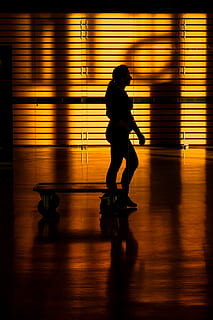 Frau mit Handwagen, Silhouette der Person, Sonnenlicht, Zimmer, Studio, Orange, Silhouette, echte Menschen, in voller Länge, Bewegung, Lebensstile, eine Person, Bewegungsunschärfe, drinnen, Seitenansicht, Freizeitbeschäftigung, Männer, Gehen, Reflexion, Schatten, Frau, Bodenbelag, Sonnenuntergang, unterwegs, die Architektur, 4K, CC0, gemeinfrei, lizenzfrei