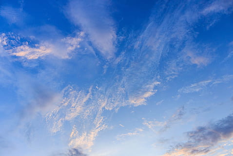 cel, núvol, alt, blau, núvols de cel, naturalesa, ampli, dia, cels, núvol - cel, bellesa a la natura, cloudscape, escenics - natura, medi ambient, vent, cap gent, tranquil·litat, fons, atmosfera, vista d’angle baix, escena tranquil·la, a l'aire lliure, llum solar, meteorologia, brillant, clima, Wispy, fons abstractes, 4K, CC0, domini públic, lliure de regalies