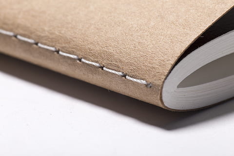 Nahansicht, Foto, braun, Softcover-Buch, Buch, Bindung, Ecke, Bildung, Papier-, dokumentieren, Geschäft, Tagebuch, Notizbuch, Blatt, Information, Notizblock, Schule, Wissen, pad, Weiß, schreiben, Abdeckung, Veranstalter, lesen, Hintergründe, Studioaufnahme, drinnen, keine Leute, extreme Nahaufnahme, Büro, Container, Bürobedarf, kopieren sie platz, Karton, weißer Hintergrund, Verbindung, Makro, Leder, Großunternehmen, leer, 5K