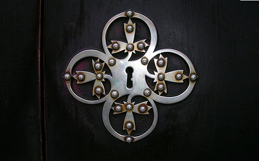graues Metalldekor, Schloss, Hardware-, Schlüssel, Metall, keine Leute, drinnen, Nahansicht, Sicherheit, Eingang, Tür, Schutz, Gelegenheit, Studioaufnahme, schwarzer Hintergrund, sperren, Mode, Griff, Zugänglichkeit, Einfachheit, goldfarben, Holz - Material, aufwendig, 2K, CC0, gemeinfrei, lizenzfrei