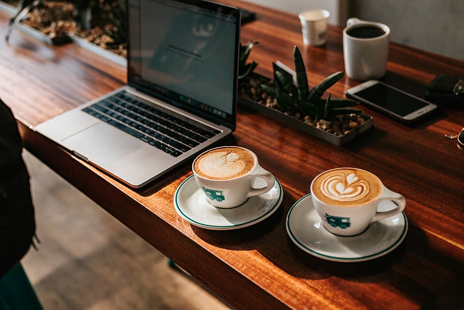 dos, cappuccino, servit, tasses, ordinador portàtil, blanc, tassa, plat, al costat, portàtil, ordinador, cafè, taula, escriptori, tecnologia sense fils, menjar i beguda, cafè - beguda, tecnologia, tassa de cafè, comunicació, beure, connexió, beguda calenta, refresc, beguda espumosa, vaixella, latte, pausa per prendre un cafè, cap gent, esmorzar, cafeteria, menjar, usant portàtil, 5K