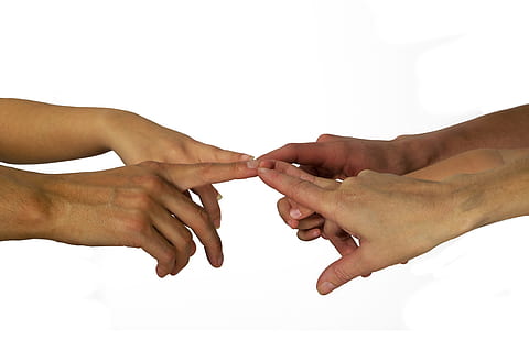 Hände, Finger, Kontakt, Gemeinschaft, zusammen, Familie, Freundschaft, Zuneigung, Verbundenheit, Kind, Frau, Mann, Kinderhand, die Hand der Frau, Mann Hand, menschliche Hand, menschliches Körperteil, Hand, Zusammengehörigkeit, Zusammenarbeit, Zusammenspiel, Erwachsene, Gruppe von Leuten, Einheit, Verbindung, Frauen, Menschen, Körperteil, Zustimmung, Männer, positive Emotionen, Liebe, Paar - Beziehung, 4K, CC0, gemeinfrei, lizenzfrei