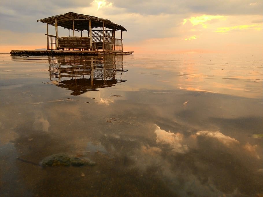 calatagan, batangas, platja, posta de sol, balsa, mar, posta de sol de platja, flotant, oceà, aigua, cel, estiu, viatjar, a l'aire lliure, tropical, arquitectura, reflexió, estructura construïda, núvol - cel, naturalesa, refugi, bellesa a la natura, tranquil·litat, escenics - natura, cap gent, davant del mar, exterior de l'edifici, color taronja, escena tranquil·la, horitzó sobre l’aigua, 2K