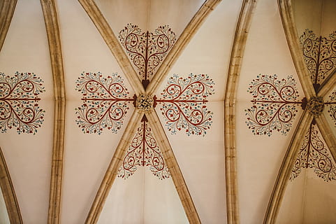 studnia katedra, beżowy, brązowy, kwiatowy, grafika, sufit, wzór, sztuka, architektura, budynek, projekt, wewnątrz, żadnych ludzi, sztuki i rzemiosła, ozdobny, zbudowana struktura, rzemiosło, historia, przeszłość, zbliżenie, pełna ramka, tła, kwiatowy wzór, drewno - materiał, kształt, kreatywność, antyczny, luksus, 4K, CC0, domena publiczna, darmowe zdjęcia