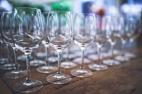 rydde vinglas, tømme, vin, briller, passel, mye, hvitt glass, glass, mat og Drikke, bord, drikkeglass, drikke, forfriskning, alkohol, fokusere på forgrunnen, ingen folk, vinglasset, innendørs, glass - materiale, husholdningsutstyr, gjennomsiktig, mat, virksomhet, stilleben, nærbilde, selektiv fokusering, ordning, bar telleren, 5K, CC0, offentlig domene, opphavsrett gratis