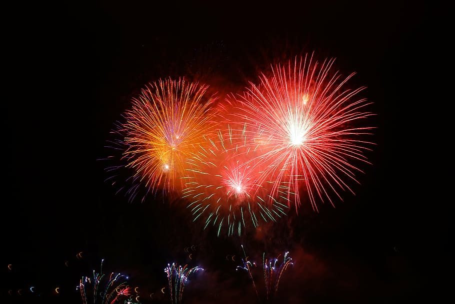 fotografia de timelapse, focs artificials, nit, coet, vermell, taronja, cap d'any, pluja d’espurnes, pirotècnia, dia d'Any Nou, art de focs artificials, llum, explotar, colorit, color, focs artificials alts, efecte cos, celebració, explosió, foc - fenomen natural, esdeveniment, exhibició de focs artificials, festa tradicional, focs artificials - objecte fet per l'home, festa - esdeveniment social, moviment, il·luminat, cultura i entreteniment artístic, cap gent, naturalesa, cel, brillant, moviment borrós, llum - fenomen natural, emoció, color negre, fons negre, espurnes, sparkler, explosiu, 5K