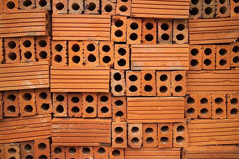 textura, maons, apilats, estructura, maó, fons, cap gent, patró, marc complet, material de fusta, arquitectura, estructura construïda, vista d’angle baix, marró, gran grup d'objectes, dia, en fila, repetició, pila, disseny, a l'interior, funció de construcció de parets, costat a costat, llum solar, 5K, CC0, domini públic, lliure de regalies
