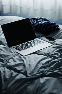 macbook, pro, lângă, telefon, întoarse, negru, laptop, gri, fular, MacBook Pro, tehnologie, pat, ecranul computerului, mobila, dormitor, tehnologia fără fir, calculator, textil, în interior, comunicare, camera de zi, lenjerie, foaie, conexiune, nici o persoana, acasă interior, zi, necălcat, selectiv, a închide, 4K, CC0, domeniu public, fără drepturi de autor