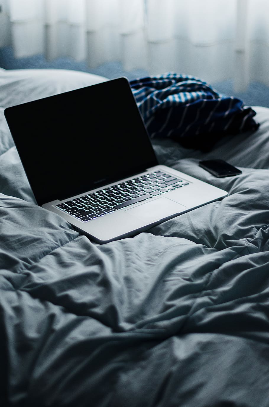 macbook, pro, lângă, telefon, întoarse, negru, laptop, gri, fular, MacBook Pro, tehnologie, pat, ecranul computerului, mobila, dormitor, tehnologia fără fir, calculator, textil, în interior, comunicare, camera de zi, lenjerie, foaie, conexiune, nici o persoana, acasă interior, zi, necălcat, selectiv, a închide, 4K