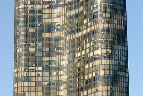 edificio de gran altura gris, alto, edificio de subida, soleado, cielo, edificio, arquitectura, torre, rascacielos, curva, vista de ángulo bajo, estructura construida, exterior del edificio, moderno, azul, ciudad, naturaleza, nadie, ventana, día, luz del sol, al aire libre, reflexión, edificio de oficinas exterior, oficina, brillante, negocio, color plateado, aleación, acero, 2K, CC0, dominio público, libre de derechos