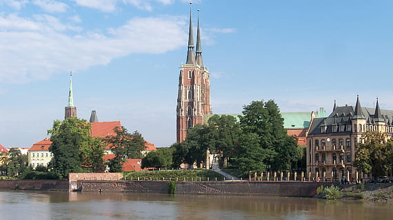 Wroclaw, fiume, vista, struttura costruita, architettura, esterno dell'edificio, cielo, costruzione, acqua, albero, Torre, lungomare, natura, pianta, nuvola - cielo, giorno, riflessione, guglia, nessuno, città, luogo di culto, all'aperto, grattacielo, 2K, CC0, dominio pubblico, privo di copyright