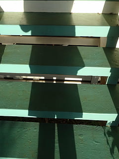 schaduw, trap, geleidelijk, licht, trappenhuis, menselijk, hispanic, zonlicht, binnenshuis, geen mensen, architectuur, patroon, dag, hoge hoekmening, hout - materiaal, ingebouwde structuur, detailopname, volledig kader, geometrische vorm, vorm, achtergronden, leeg, natuur, zonnig, tafel, focus op schaduw, 2K, CC0, publiek domein, royaltyvrij