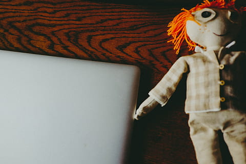 artesanal, boneca, macbook, objetos, computador portátil, homens, pessoas, computador, uma pessoa, copie o espaço, tecnologia, dentro de casa, dia das Bruxas, assustador, representação, arte e Artesanato, mobília, criatividade, sofá, interior de casa, sala doméstica, brinquedo, flor, cama, 4K, CC0, domínio público, royalty free