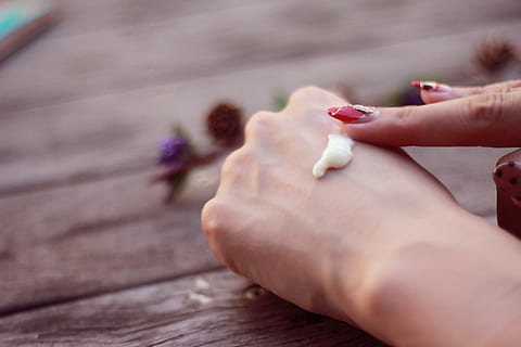 la personne, en mettant, lotion, coup de poing, bras, main humaine, femmes, fermer, ongle, les femelles, produit de beauté, doigt humain, la nature, manucure, personnes, bois - matériau, partie du corps humain, une personne, Des femmes seulement, main, adulte, vernis à ongle, fleur, clou, partie du corps, en portant, plante à fleurs, mise au point sélective, bijoux, doigt, violet, 1080P, CC0, domaine public, libre de droits