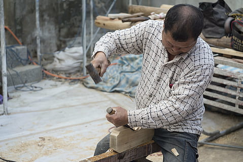 廟, construir, humanidades, pessoas reais, uma pessoa, segurando, ocupação, trabalhando, vista frontal, focar em primeiro plano, adulto, comprimento de três quartos, dia, homens, habilidade, arte e Artesanato, madeira - material, de pé, cintura para cima, roupa casual, dentro de casa, 5K, CC0, domínio público, royalty free