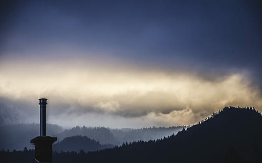 silhouette, torre luminosa, montagna, nuvoloso, giorno, camino, natura, inquinamento, cielo, nuvola - cielo, fabbrica, ambiente, vapore, industria, combustibile e produzione di energia, fumo - struttura fisica, smog, fumaiolo, Cloudscape, notte, bellezza nella natura, problemi ambientali, nessuno, all'aperto, inquinamento dell'aria, nebbia, questioni sociali, emitting, danno ambientale, 4K, CC0, dominio pubblico, privo di copyright