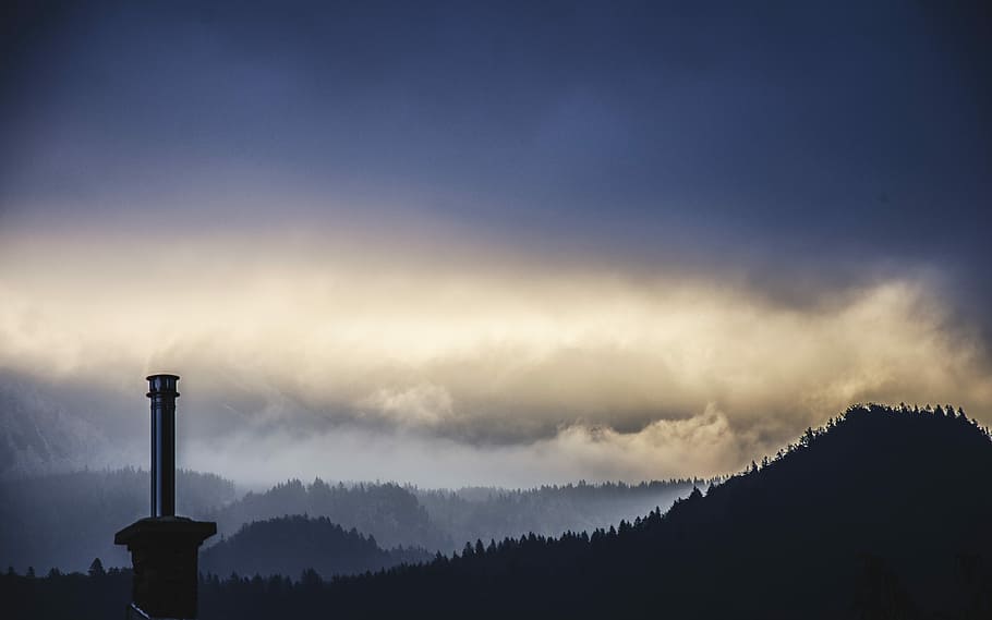 silhouette, torre luminosa, montagna, nuvoloso, giorno, camino, natura, inquinamento, cielo, nuvola - cielo, fabbrica, ambiente, vapore, industria, combustibile e produzione di energia, fumo - struttura fisica, smog, fumaiolo, Cloudscape, notte, bellezza nella natura, problemi ambientali, nessuno, all'aperto, inquinamento dell'aria, nebbia, questioni sociali, emitting, danno ambientale, 4K
