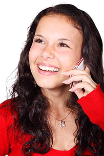 Mädchen, tragen, rot, oben, Anruf, Berufung, Zelle, Handy, zellular, Kommunikation, Konversation, weiblich, glücklich, Handy, Mobiltelefon, Telefon, Lächeln, sich unterhalten, reden, Frau, jung, lächelnd, Porträt, weißer Hintergrund, eine Person, Glück, Kamera betrachten, Vorderansicht, Studioaufnahme, Kopfschuss, drinnen, Emotion, junger Erwachsener, Offenes Lächeln, junge Frau, Frisur, Zähne, lange Haare, Haar, schöne Frau, 4K, CC0, gemeinfrei, lizenzfrei