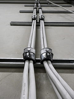Kabel, aktuell, Energie, Linie, kabelweg, Stromleitung, Elektrizität, Linien, Netzteil, Technologie, erhöht die Rasse, trasse, elektrik, Rohr - Rohr, Ausrüstung, Industrie, keine Leute, Nahansicht, Wasserrohr, die Architektur, drinnen, Metall, Tag, Verbindung, Flachwinkelansicht, draußen, Wandbau - Funktion, Pipeline, gebaute Struktur, Rohr, Griff, Geländer, weiße Farbe, Sicherheit, silberfarben, stehlen, 4K, CC0, gemeinfrei, lizenzfrei