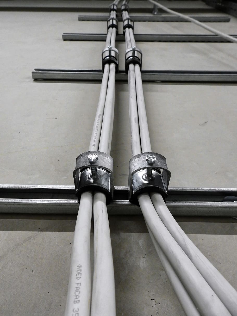 cable, corrent, energia, línia, kabelweg, línia elèctrica, electricitat, línies, Font d'alimentació, tecnologia, augmenta la raça, trasse, elektrik, tub de tub, equipament, indústria, cap gent, primer pla, canonada d'aigua, arquitectura, a l'interior, metall, dia, connexió, vista d’angle baix, a l'aire lliure, funció de construcció de parets, canonada, estructura construïda, gestionar, barana, Color blanc, seguretat, color plata, acer, 4K