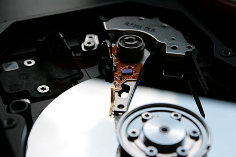 nepojmenovaná, pevný disk, počítač, Hardware, disk, technologie, hdd, kov, detail, uvnitř, nikdo, studio shot, pistole, zbraň, spojení, sdělení, sociální problémy, přesnost, zařízení, stroje, agrese, strojní část, zločin, násilí, stříbrné barvy, slitina, ocel, 4K, CC0, veřejná doména, bez autorských práv