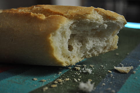 pane, cibo, pane morbido, supporto, tessuto, tradizione, formaggio, cibo e bevande, avvicinamento, freschezza, natura morta, in casa, messa a fuoco selettiva, nessuno, tavolo, morso mancante, prodotto caseario, mangiato, al forno, mangiare malsano, indulgenza, pronto a mangiare, cibo dolce, benessere, fetta, cibo francese, prima colazione, spuntino, tentazione, 2K, CC0, dominio pubblico, privo di copyright