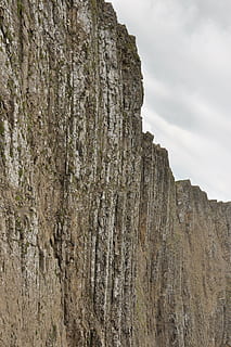 klint, basalt, bjerg, stejl, rock formation, erosion, himmel, skønhed i naturen, natur, dag, ro, træ, ingen mennesker, jord, klippe, rolig scene, plante, lav vinkel visning, sky - himmel, ikke-urbane scene, rock-objekt, fysisk geografi, udendørs, formation, eroderet, 4K, CC0, offentligt domæne, royaltyfrie