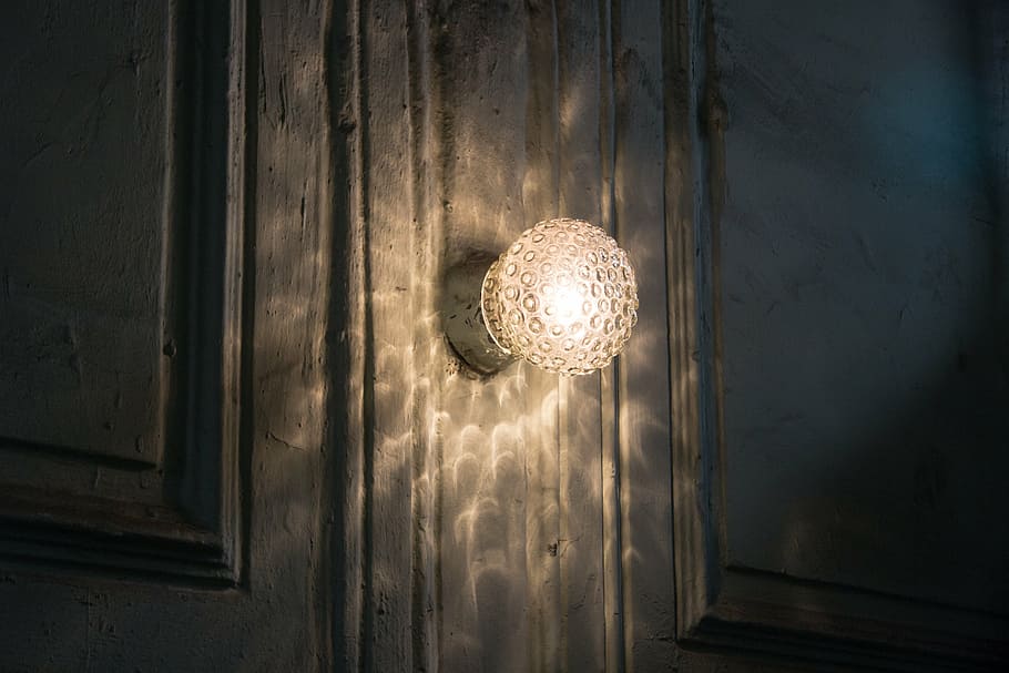fotografia, blanc, aplique, llum, entrada, patró, endevinalla, por, història, fred, borrós, màgia, porta, a l'interior, cap gent, penjant, primer pla, il·luminat, arquitectura, dia, equips d’il·luminació, funció de construcció de parets, material de fusta, bola de disc, vista d’angle baix, esfera, sostre, llum - fenomen natural, interior de casa, llum elèctrica, decoració, sol objecte, vida nocturna, 5K