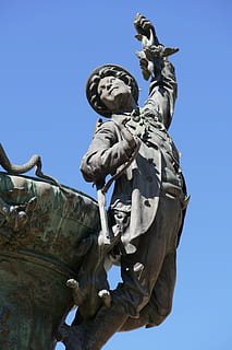 Immagine, statua, ottone, uomo, figura, cacciatore, dettaglio, arte, bourges, Francia, scultura, arte e artigianato, Inquadratura dal basso, cielo, rappresentazione umana, nessuno, rappresentazione, blu, cielo sereno, giorno, architettura, natura, il passato, storia, somiglianza maschile, memoriale, all'aperto, arma, monumento, 5K, CC0, dominio pubblico, privo di copyright