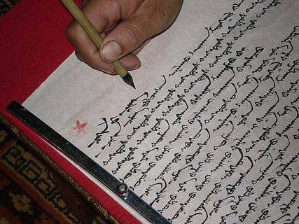 llenguatge, guió, mongol, disseny, asia, mà, mà humana, part del cos humà, text, paper, una persona, a l'interior, escriure, cal·ligrafia, escriptura a mà, vista d’angle alt, script no occidental, gent, comunicació, tinta, guió occidental, publicació, bolígraf, primer pla, dit, 2K, CC0, domini públic, lliure de regalies