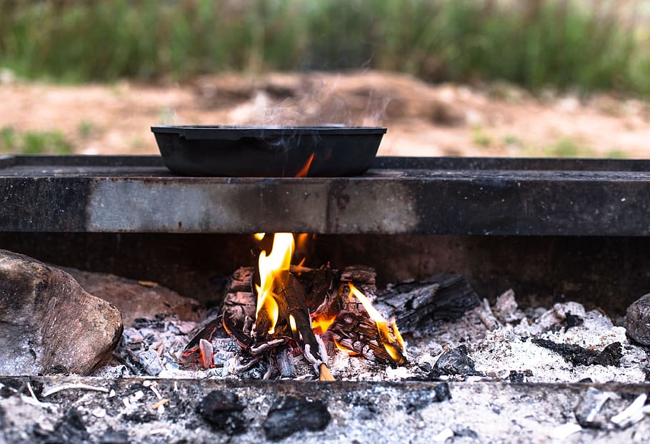 paella de ferro colat, foc, fora, casa, plorant, pa de fusta a combustió, en ratxa, flama, carbó, cendra, combustible, foc - fenomen natural, calor - temperatura, a l'aire lliure, cuinar, primer pla, cremant, naturalesa, foguera, campament, cap gent, brillant, material de fusta, registre, fusta, llenya, menjar, menjar i beguda, dia, preparació, centrar-se en primer pla, barbacoa, preparar el menjar, 4K