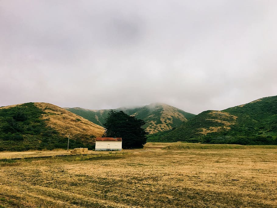 hvid, hus, ved siden af, bjerg, highland, Sky, himmel, landskab, natur, dal, grøn, græs, Mark, gård, udsigt, rejse, ingen mennesker, bygget struktur, landbrug, udendørs, sky - himmel, dag, scenics, miljø, jord, plante, scenics - natur, arkitektur, skønhed i naturen, ro, rolig scene, ikke-urbane scene, bygning, 4K