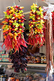 Chili, Scharf, Paprika, Schoten, Lebensmittel, Pfeffer, pikant, Schärfe, Chilischoten, Peperoni, Gemüse, Pfefferernte, roter Pfeffer, feurig, Essen und Trinken, hängend, Verkauf, zu verkaufen, Frische, Fokus auf den Vordergrund, würzen, Markt, gesundes Essen, Chili-Pfeffer, keine Leute, Wahl, Marktstand, Kleinunternehmen, Tag, Obst, Nahansicht, rote Chilischote, Verkaufsdisplay, 5K, CC0, gemeinfrei, lizenzfrei