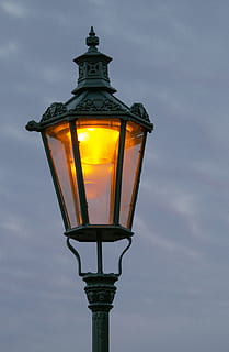 lampe, lykt, belysning, lys, gatelykt, kveld, historisk gatebelysning, gatebelysning, belysningsutstyr, gate, himmel, lav vinkel visning, sky - himmel, ingen folk, gasslys, natur, utendørs, dag, metall, elektrisk lys, belyst, retro stylet, skumring, elektrisk lampe, elektrisitet, elektrisk utstyr, 4K, CC0, offentlig domene, opphavsrett gratis