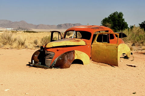 macchina rossa rotta, auto, inossidabile, vecchi tempi, arrugginito, rottame, vecchio, rottami di auto, relitto, veicolo terrestre, modo di trasporto, mezzi di trasporto, veicolo a motore, abbandonato, obsoleto, natura, giorno, terra, danneggiato, luce del sole, paesaggio, ambiente, metallo, declino, cielo, corri giù, deterioramento, all'aperto, guasto del veicolo, clima, clima arido, 4K, CC0, dominio pubblico, privo di copyright