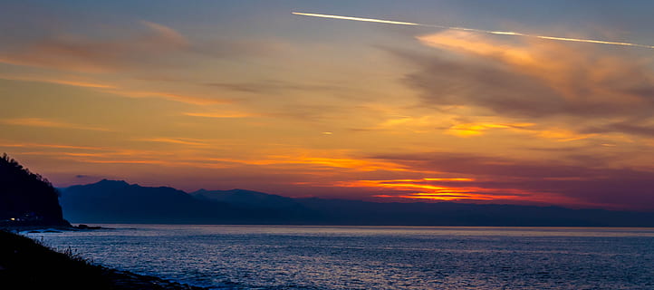 posta de sol, núvols, núvol, paisatge, rize, gall dindi, avions, marí, blau, cel, solar, naturalesa, platja, vistes al mar, fons, aigua, mar, núvol - cel, escenics - natura, bellesa a la natura, cel dramàtic, escena tranquil·la, tranquil·litat, cap gent, horitzó, muntanya, terra, vespre, a l'aire lliure, silueta, idíl·lic, horitzó sobre l’aigua, pista de vapor, 4K, CC0, domini públic, lliure de regalies