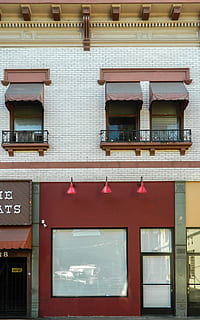 arkitektur, bygning, vindue, butik, by-, by, ydre, kontor, arkitektoniske, glas, facade, ejendom, bygget struktur, bygning udvendig, ingen mennesker, dag, boligområde, udendørs, rød, lav vinkel visning, hus, murbygningsfunktion, meddelelse, væg, glas - materiale, klimaanlæg, gammel, markise, lejlighed, 4K, CC0, offentligt domæne, royaltyfrie