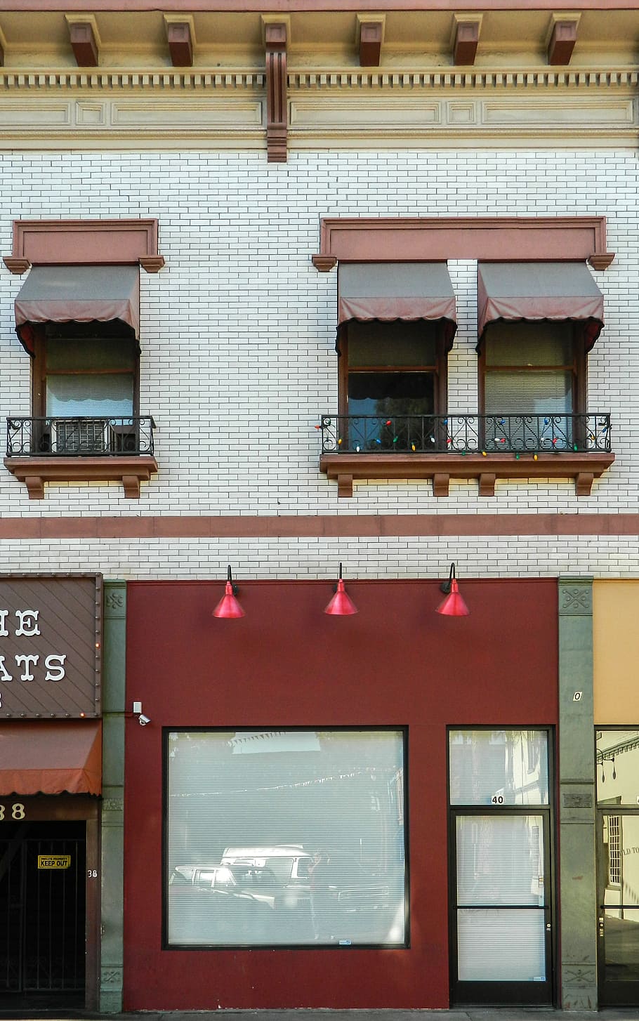 architettura, costruzione, finestra, memorizzare, urbano, città, esterno, ufficio, architettonico, bicchiere, facciata, proprietà, struttura costruita, esterno dell'edificio, nessuno, giorno, quartiere residenziale, all'aperto, rosso, Inquadratura dal basso, Casa, caratteristica della parete, comunicazione, parete, vetro - materiale, condizionatore, vecchio, tenda, appartamento, 4K
