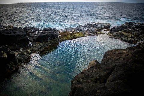 platja, boulder, vespre, tarda, naturalesa, oceà, a l'aire lliure, reflexió, rock, escènic, mar, paisatge marí, vora del mar, Riba, posta de sol, navega, marea, viatjar, aigua, onada, línia de costa, rock - object, sòlid, bellesa a la natura, escenics - natura, terra, tranquil·litat, escena tranquil·la, formació de roca, cap gent, vista d’angle alt, horitzó sobre l’aigua, dia, horitzó, idíl·lic, litoral rocós, erosionat, 5K, CC0, domini públic, lliure de regalies