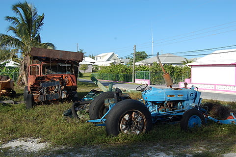 traktor, kampanj, rostig, transport, transportsätt, landfordon, växt, dag, övergiven, fält, natur, himmel, skadad, landa, Spring ner, nedgång, försämring, föråldrad, jordbruksmaskiner, hjul, inget folk, blå, jordbruksutrustning, utomhus, däck, förstörd, skrotupplag, 2K, CC0, offentligt domän, royaltyfria