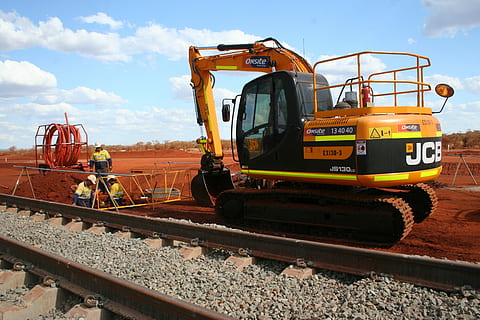 jernbane, byggeri, industri, konstruktion, industri, transportmidler, jernbanespor, himmel, dag, udendørs, transportform, maskineri, land køretøj, byggemaskiner, byggebranchen, byggeplads, earth mover, natur, sky - himmel, spore, jernbanetransport, sollys, bulldozer, offentlig transport, vejbygning, grus, skolebus, byggemateriale, 2K, CC0, offentligt domæne, royaltyfrie