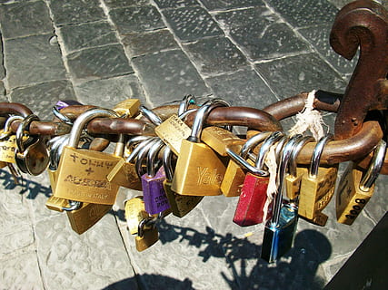 cabelo, cadeados, corda, trancar, cadeado, segurança, protecção, bloqueio amor, metal, suspensão, amor, corrimão, dia, ao ar livre, emoção positiva, ninguém, emoção, cidade, rua, sorte, estrutura construída, arquitetura, 2K, CC0, domínio público, royalty free