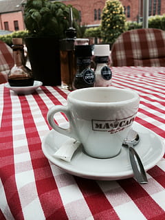 kaffe, kaffekop, beruset, tom, cafe, restaurant, kop, ske, drikke, kaffe - drikke, morgenmad, krus, mad og drikke, dug, forfriskning, kontrolleret mønster, bord, underkop, porcelæn, spise redskaber, ingen mennesker, køkkenredskaber, tæt på, rød, stilleben, te kop, 2K, CC0, offentligt domæne, royaltyfrie