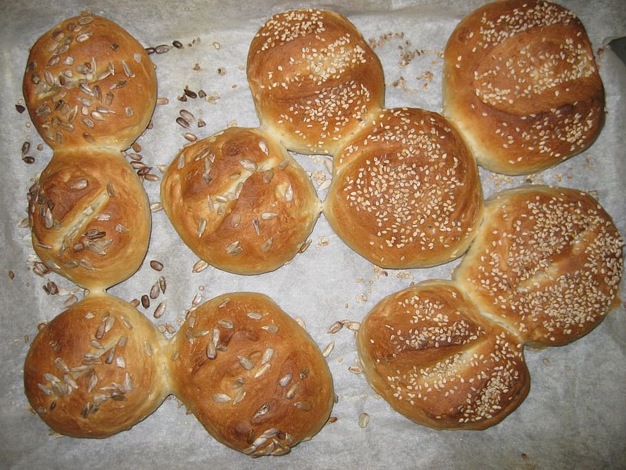 rodar, pa, cruixent, frisch, Refredar, menjar, casolà, fins i tot al forn, selberbacken, sèsam, llavors de gira-sol, vespres, berenar, frescor, menjar i beguda, natura morta, al forn, cap gent, directament a sobre, a l'interior, vista d’angle alt, taula, primer pla, marró, llest per menjar, bun, llavor de sèsam, benestar, indulgència, menjar dolç, menjar francès, temptació, 2K